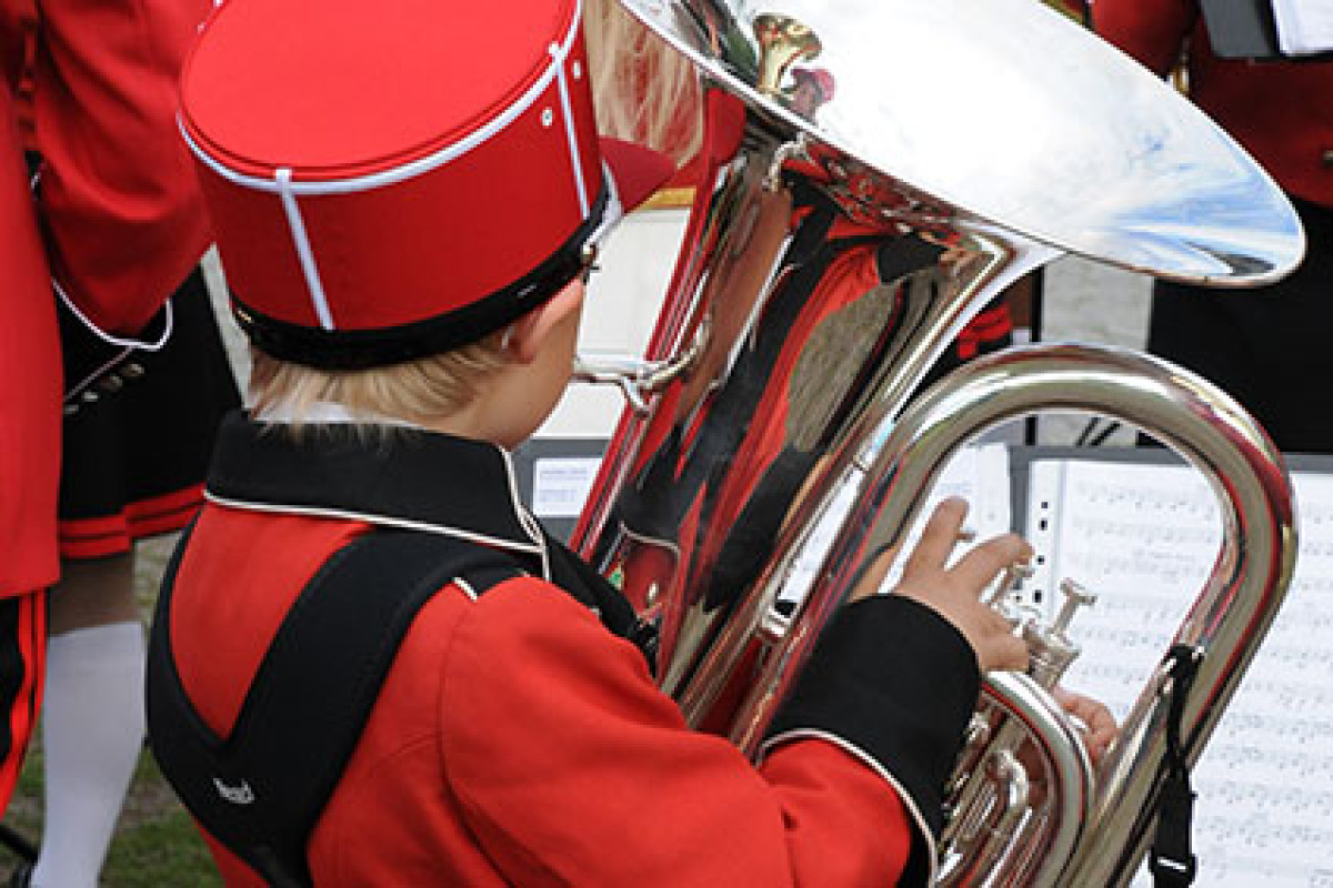 Uitgeester harmonie speelt...